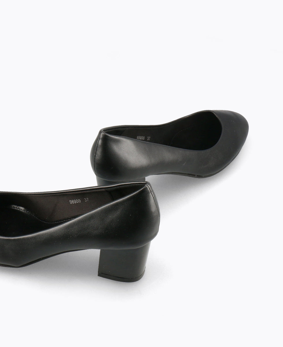 Black low outlet block heel pumps